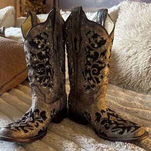 Corral Metallic Black and Gold Embroidered cowboy boots